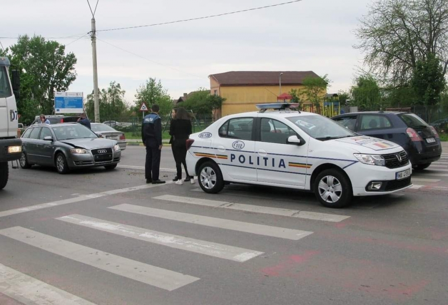 Maşină de poliţie lovită de un autoturism