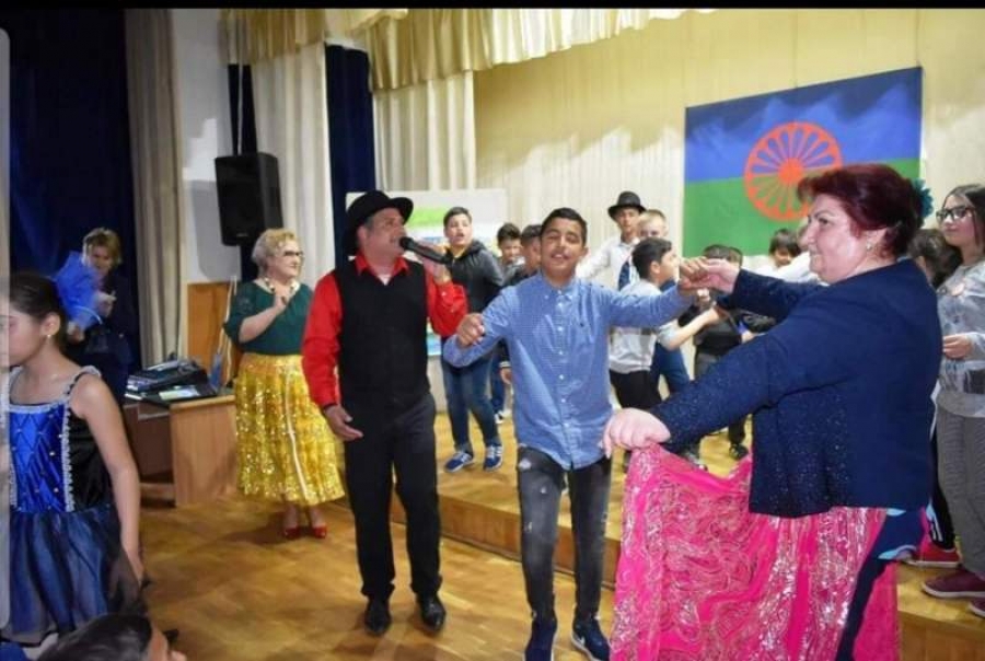 TECUCI: Cântec, dans şi voie bună de Ziua intenaţională a romilor