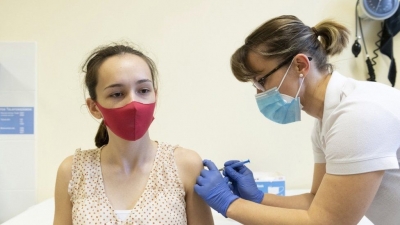 Rusia începe testele de eficacitate a vaccinului Sputnik V în rândul adolescenţilor