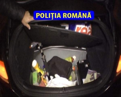 Cu sabia ascunsa în locul roţii de rezervă