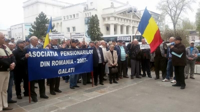 Pensionarii gălăţeni cer în stradă demisia politicienilor care i-au dezamăgit