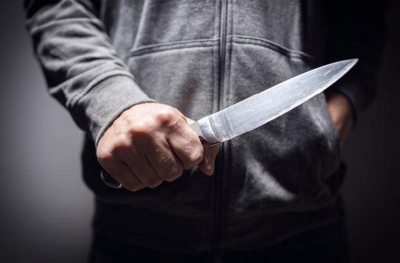 Copilă de 11 ani ameninţată cu cuţitul, în scara blocului, pentru 15 lei