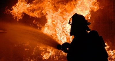 Pagube de 100.000 de euro după un incendiu la o hală cu mobilă