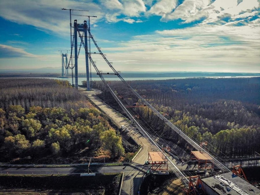 Începe o nouă etapă spectaculoasă în construcţia Podului suspendat peste Dunăre