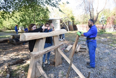 Atelier de sculptură în lemn la Grădina Botanică Galaţi (FOTO)