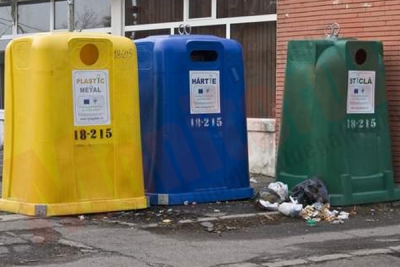 Containerele de colectare selectivă a deşeurilor, prădate