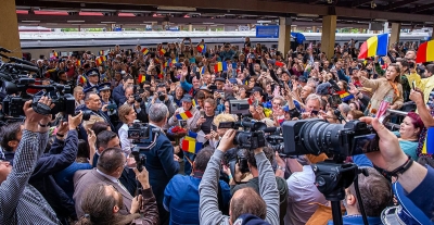 FOTO | Peste 2.000 de gălăţeni au întâmpinat Trenul Regal. Vizita Familiei Regale la Galaţi continuă şi astăzi