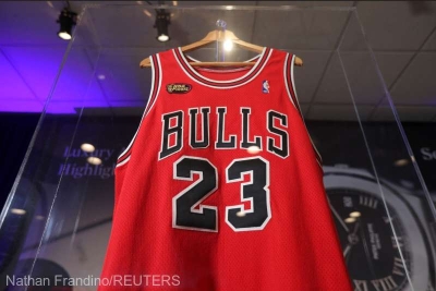 Un maiou purtat de Michael Jordan, vândut la licitaţie cu suma record de 10 milioane de dolari