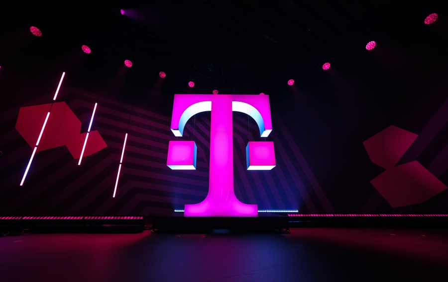 Telekom îşi schimbă logoul