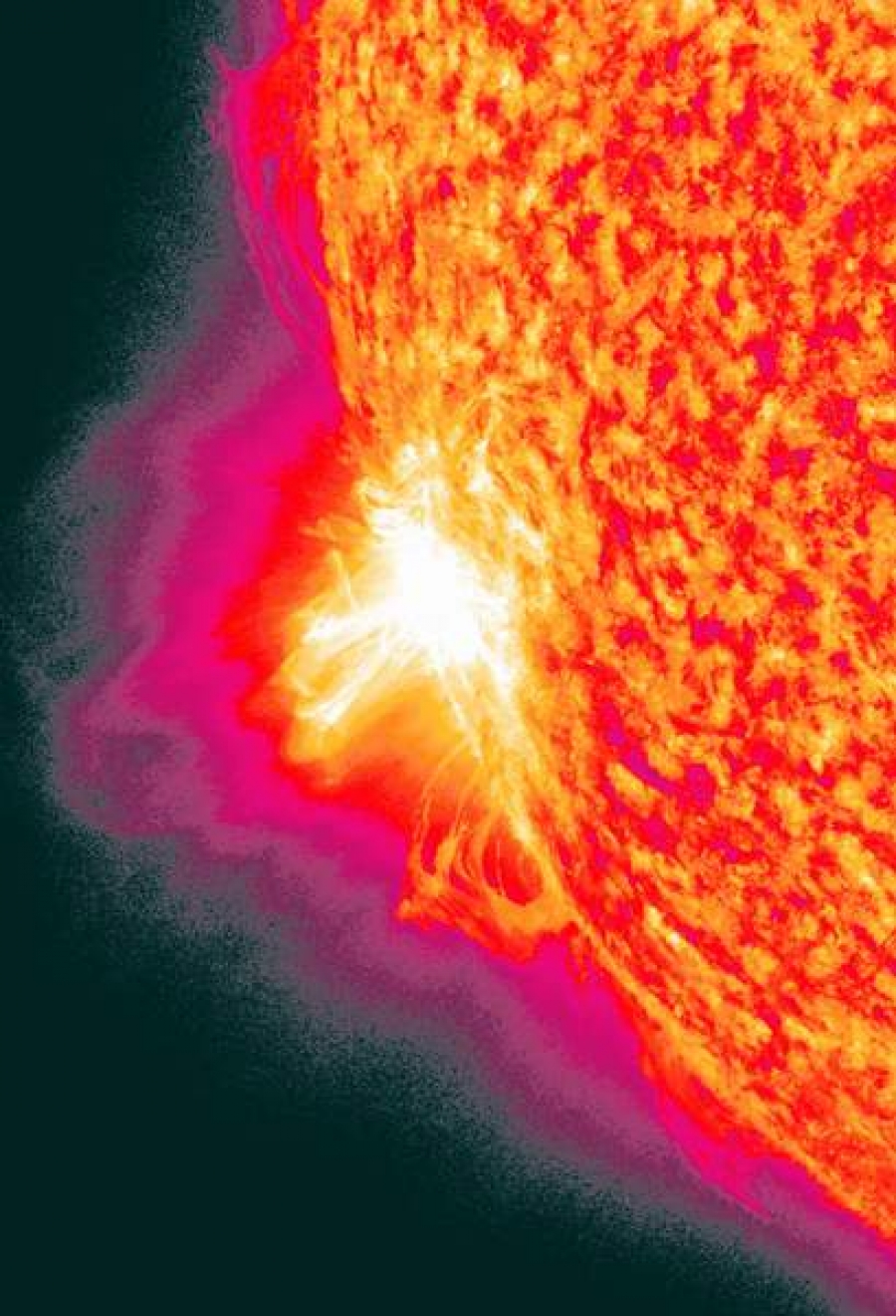 Cea mai puternică erupţie solară după cea din anul 2005 loveşte Pământul