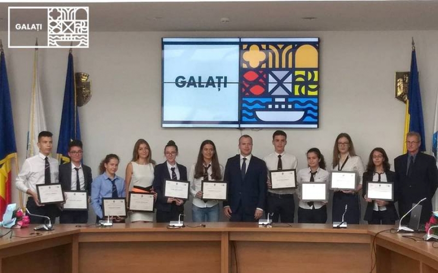 Elevii de 10 ai Galaţiului, premiaţi de Primărie