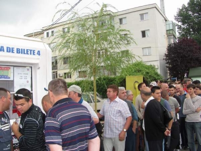 Coadă la abonamentele Oţelului Galaţi