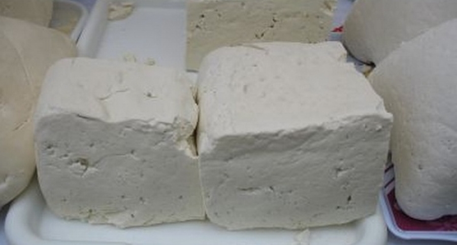 Alertă alimentară: Brânză bulgărească vândută drept telemea în magazinele din Galaţi