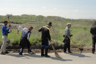 Deţinuţii, voluntari în activităţile de salubrizare