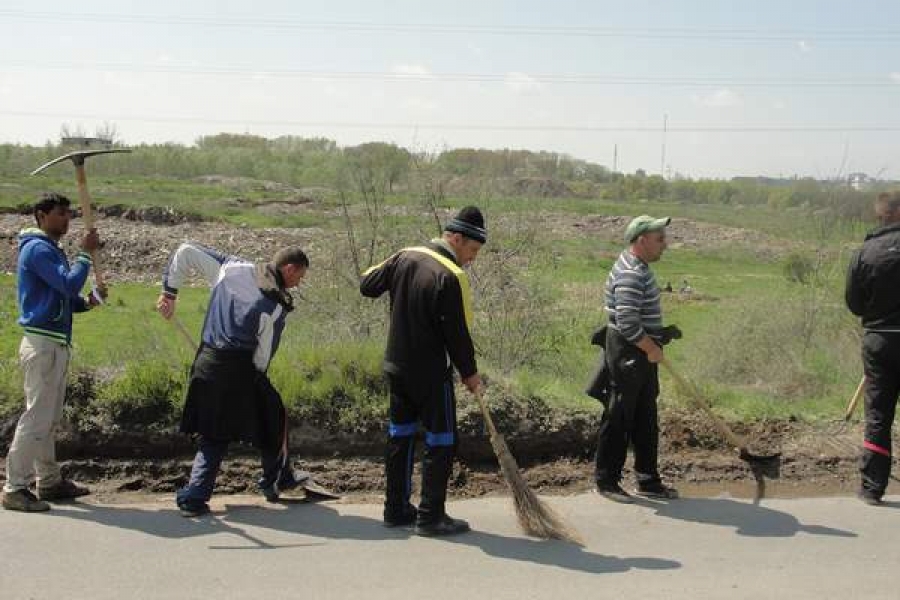 Deţinuţii, voluntari în activităţile de salubrizare