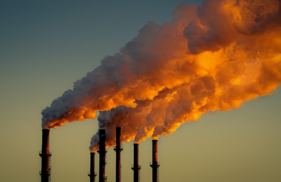 Comisia Europeană avertizează: România trebuie să pună în aplicare normele UE privind emisiile industriale