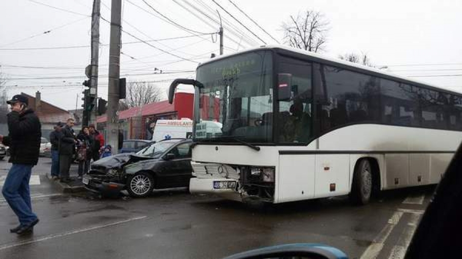 Impact între un autobuz şi o maşină