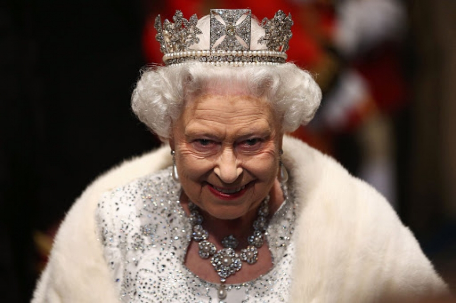 Regina Elisabeta a II-a i-a eliminat pe prinţul Andrew şi pe ducii de Sussex de pe site-ul familiei regale