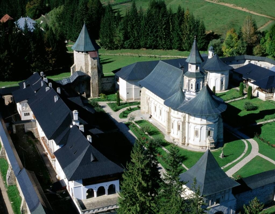 Parastas şi expoziţie la Mănăstirea Putna