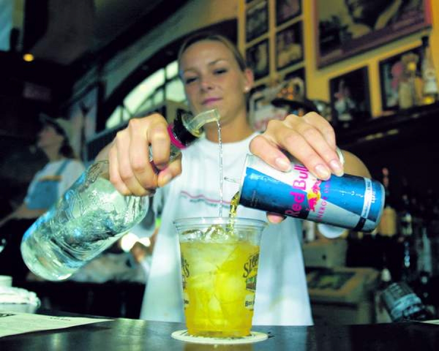Amestecul de alcool şi băuturi energizante incită la consum suplimentar de alcool