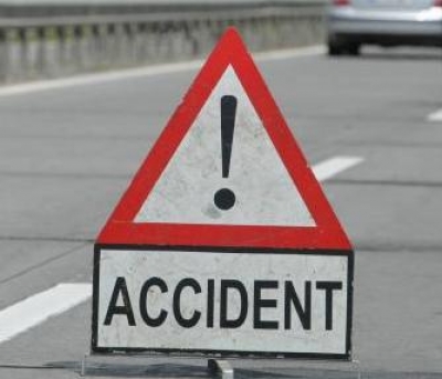 A condus fără permis şi s-a înfipt într-un cap de pod