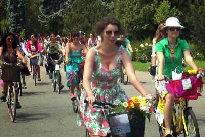 Promenada biciclistelor, duminică, pe Faleză