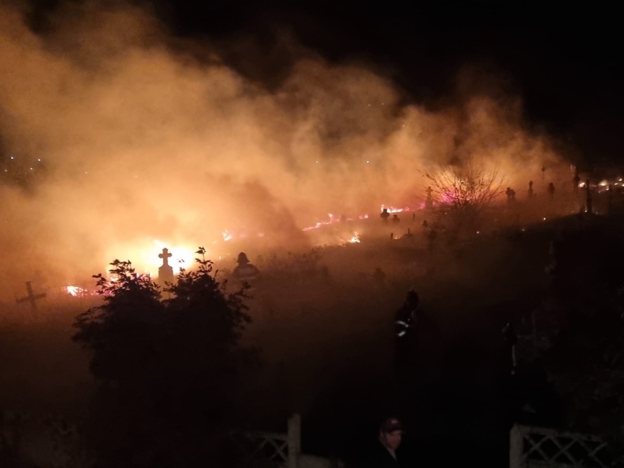 Incendiu în cimitir (VIDEO)