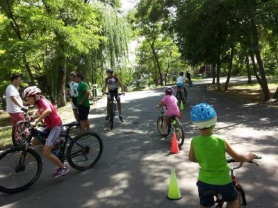 Concurs de îndemânare pe bicicletă pentru copii