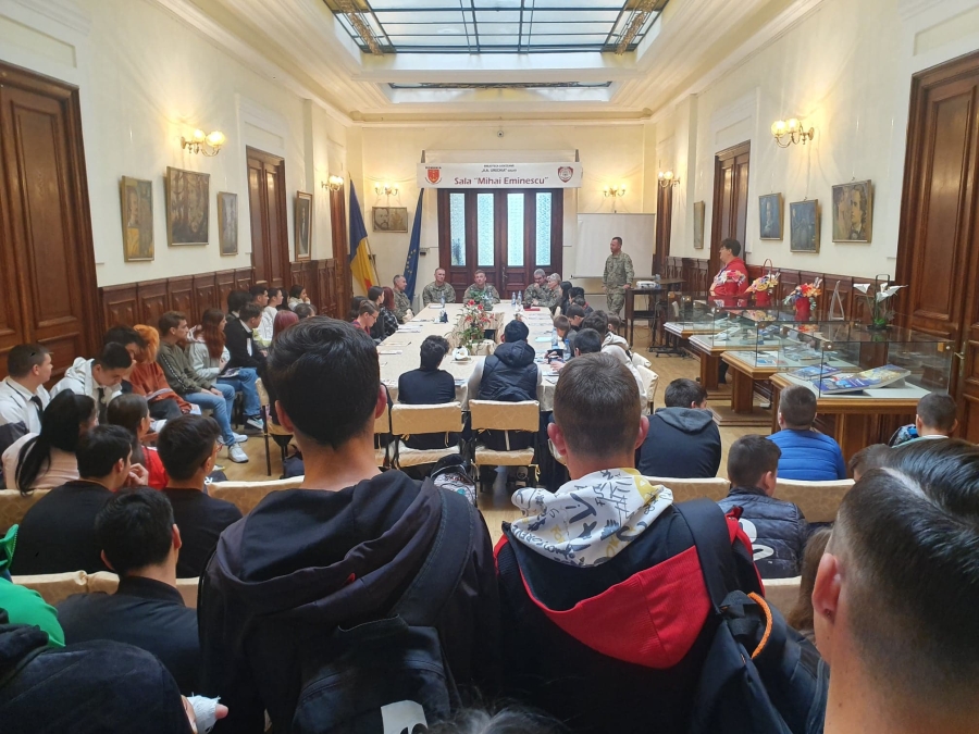Militari americani şi români, întâlnire interactivă şi amicală cu elevi, la Bibliotecă