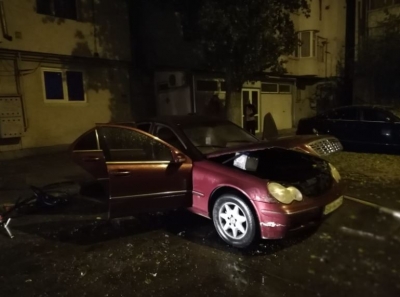 VIDEO: Mercedes în flăcări, pe strada Tecuci