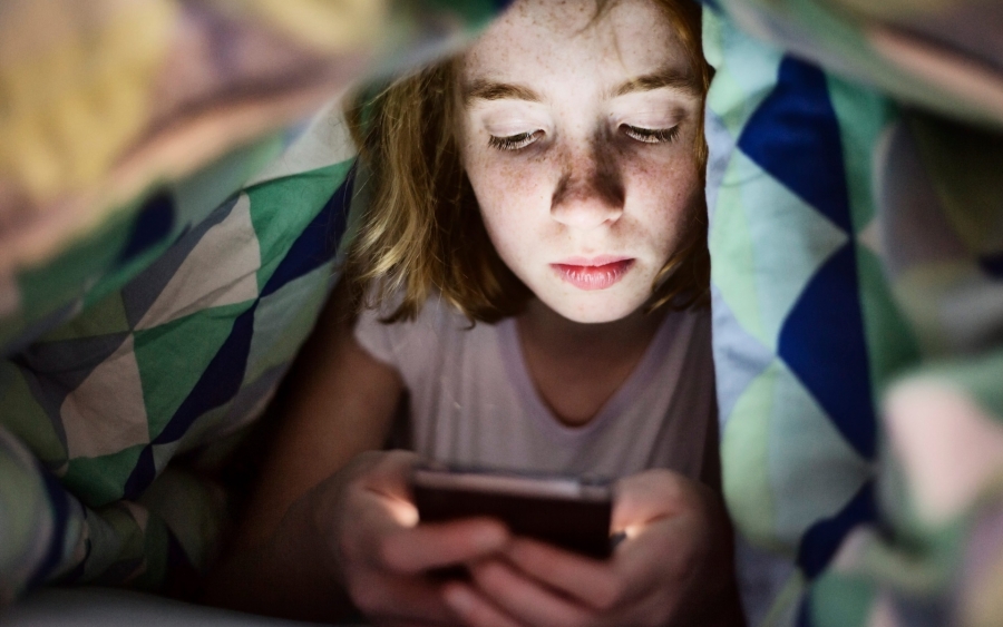 Utilizarea reţelelor de socializare, asociată cu un somn precar la adolescenţi