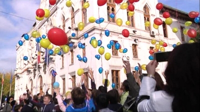 100 de baloane tricolore au colorat cerul Galaţiului