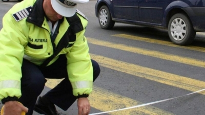 A lovit un pieton pe trecere şi a fugit