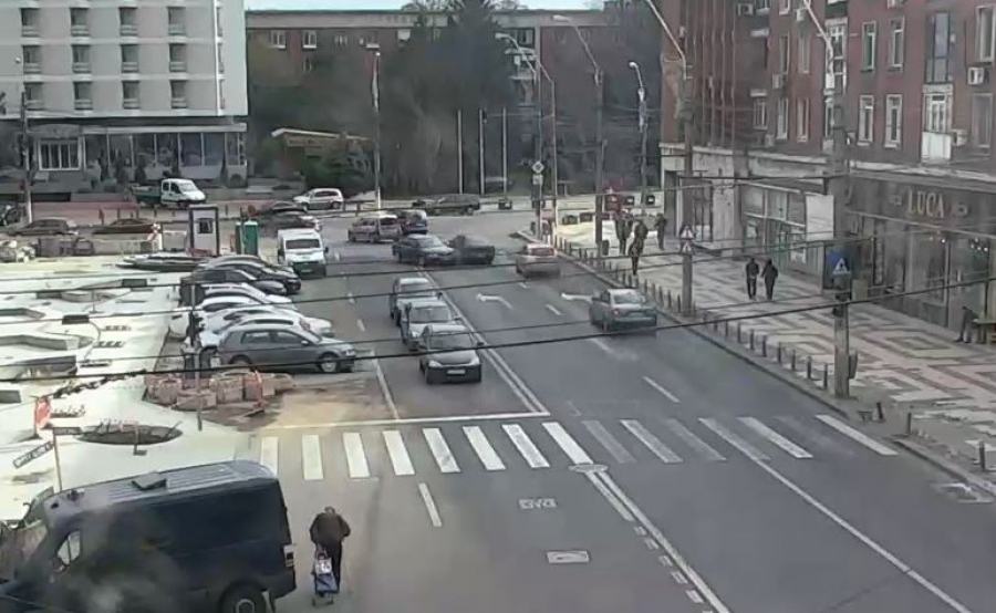 VIDEO: Carambol cu 4 maşini implicate, în centrul Galaţiului