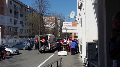 O adolescentă de 13 ani s-a prăbuşit de la etajul 10
