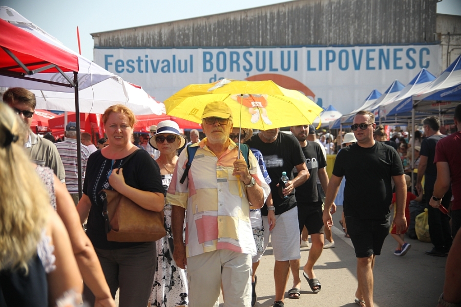 Peste 40.000 de oameni, la Festivalul Borşului Lipovenesc de Jurilovca (FOTO)