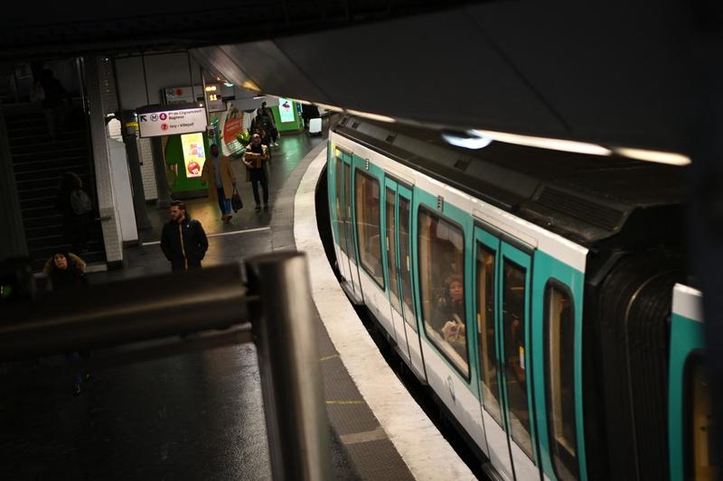 Sfârşit tragic! O femeie a murit la metrou după ce şi-a prins haina în uşa vagonului