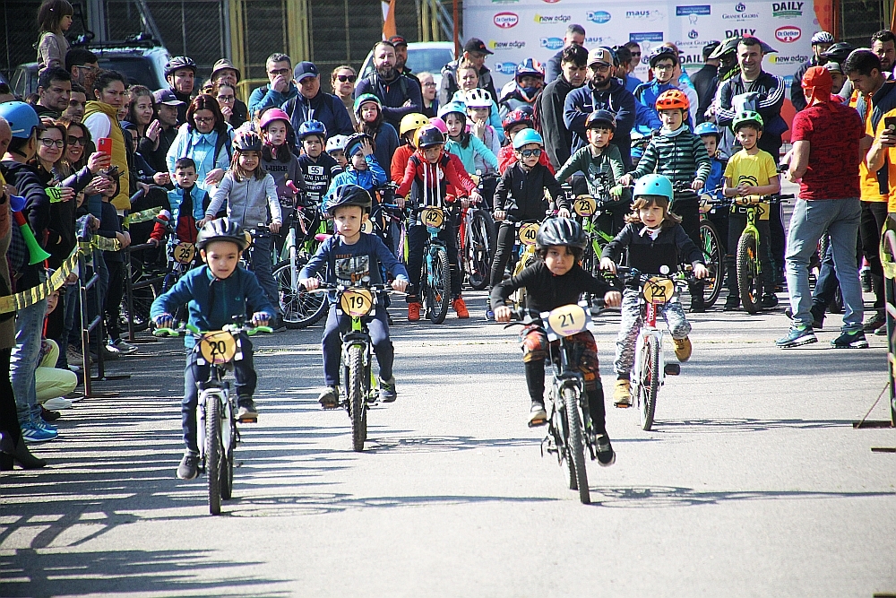 Medalii, cupe şi cozonac la concursul pentru bicicliştii juniori (FOTO)