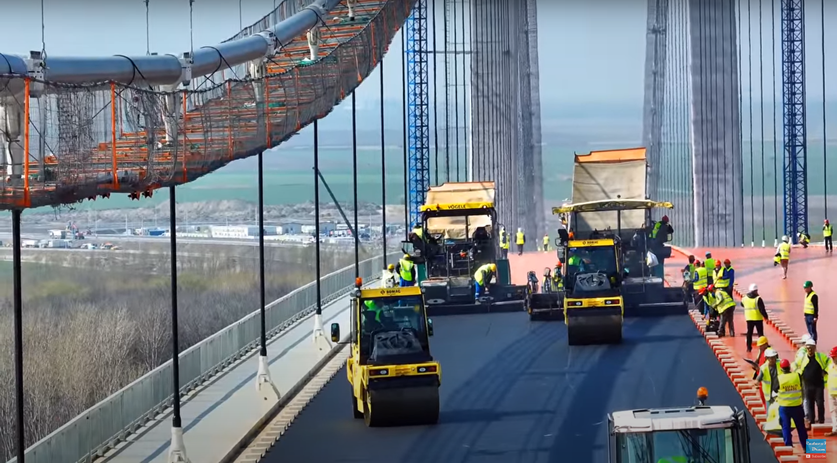 S-a crăpat asfaltul abia turnat pe Podul Suspendat peste Dunăre