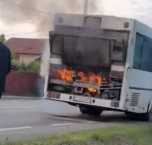 VIDEO: Un autobuz a luat foc în trafic la Tecuci