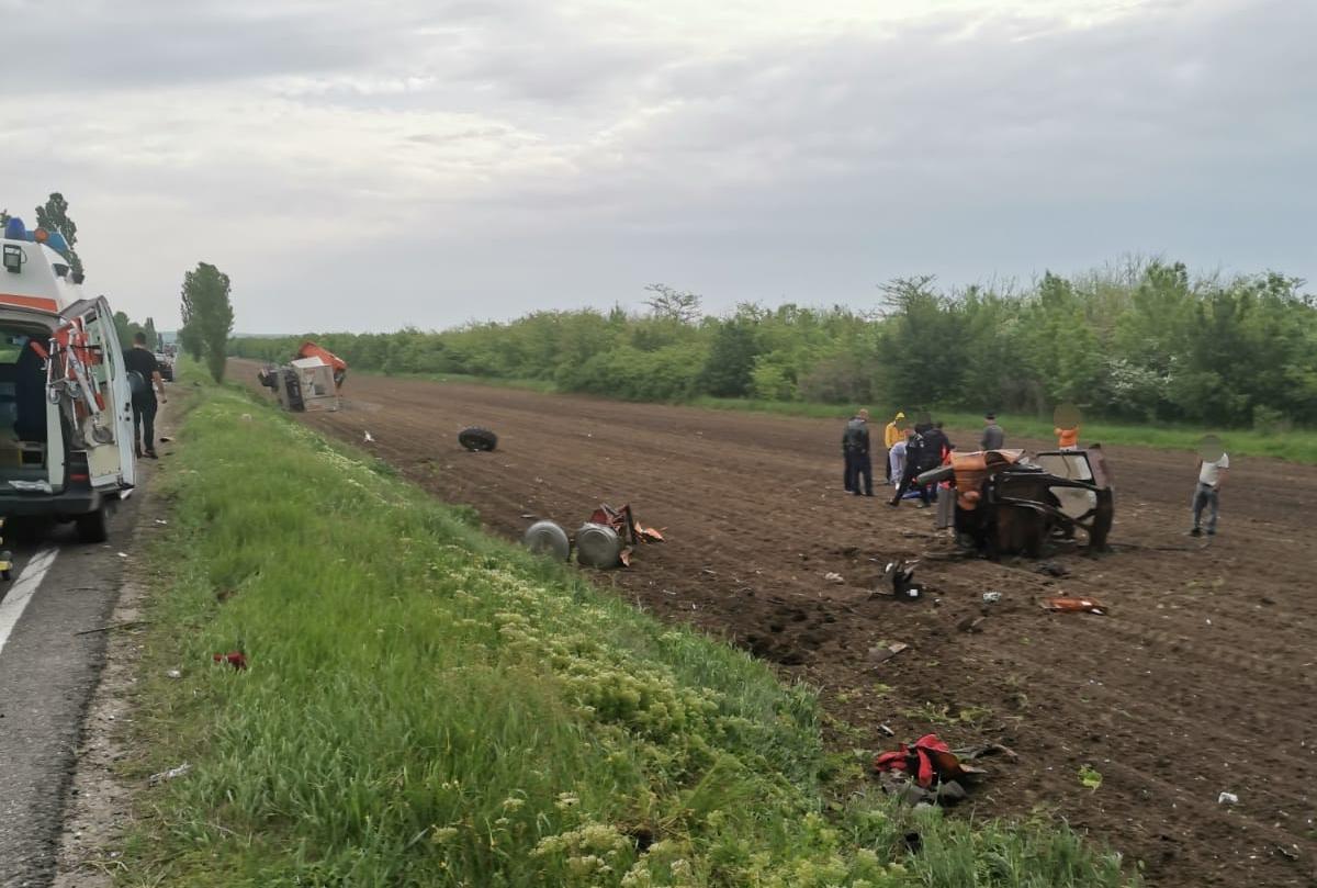 Accident mortal la Galaţi. Un tractorist izbit de TIR şi-a pierdut viaţa (FOTO)
