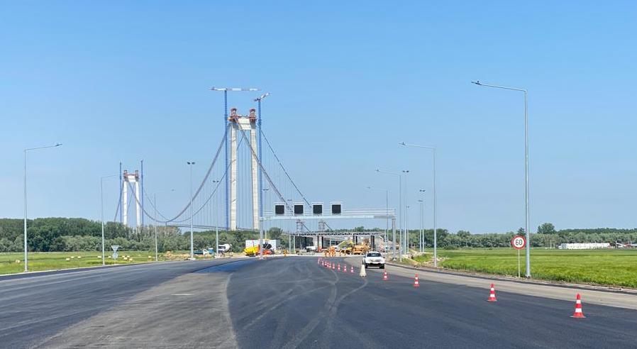 Tot mai aproape de inaugurare! Se montează sistemele de monitorizare de la staţia de taxare la Podul suspendat peste Dunăre