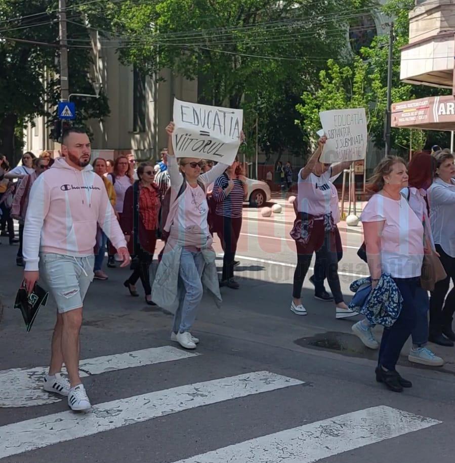 «Suntem profesori, nu cerşetori!» 2.000 de cadre didactice din Galaţi au protestat în stradă (VIDEO)