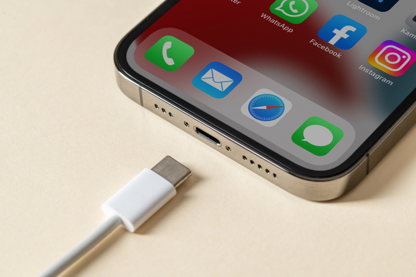 Apple pregăteşte iPhone 15 cu port USB-C
