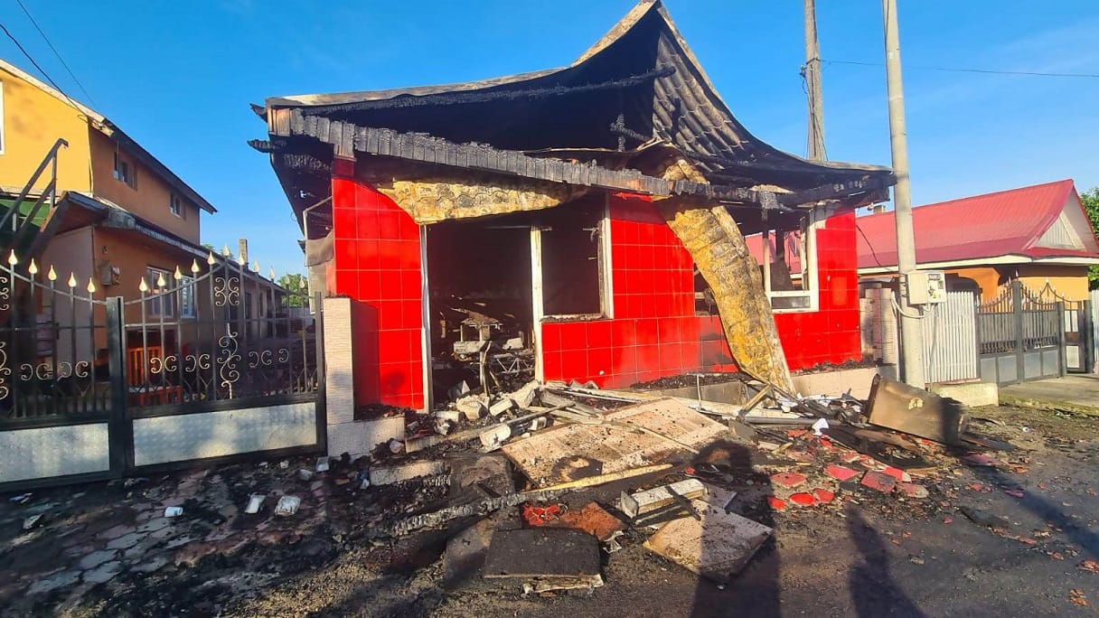 VIDEO: Incendiu intenționat la Ghidigeni; mașină și casă făcute scrum
