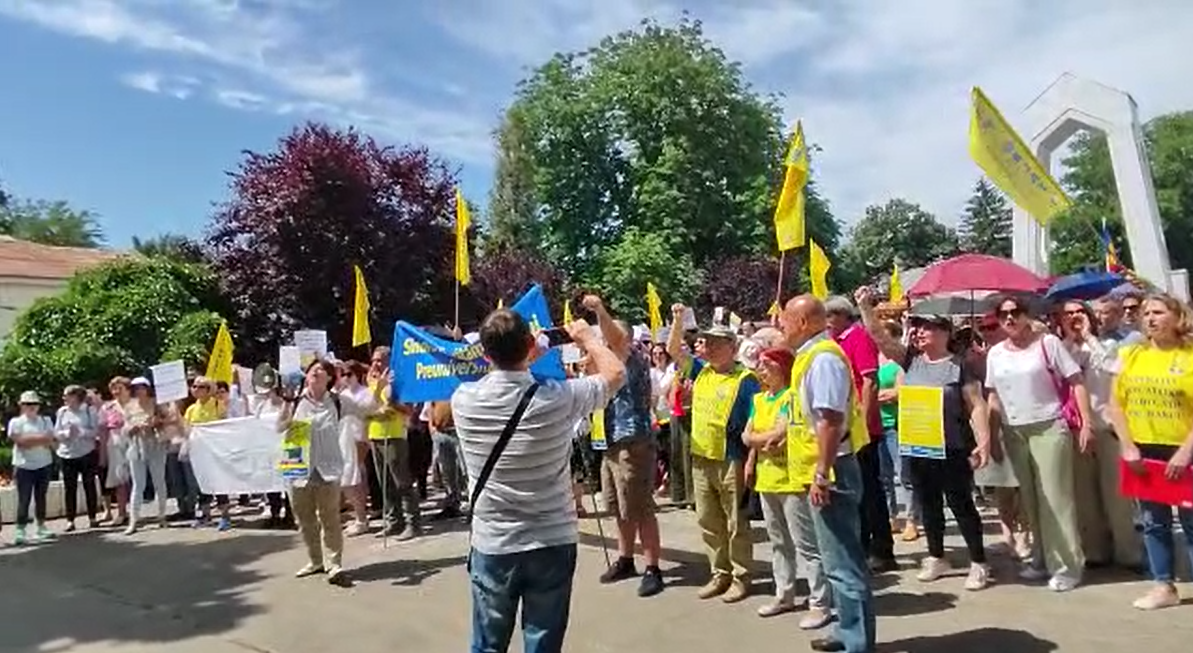 Sabotaţi de sindicate! Asta acuză profesorii din Galaţi care au protestat din nou în stradă (VIDEO)