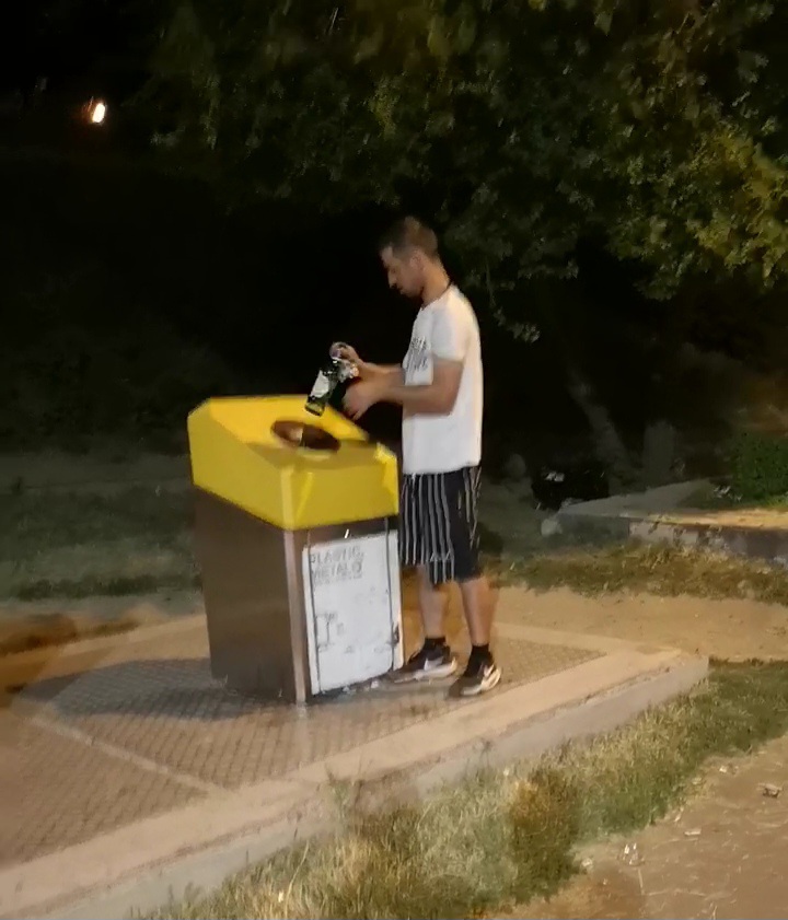 VIDEO: Un gălățean s-a apucat să strângă singur mizeria de pe Faleză, de după concert