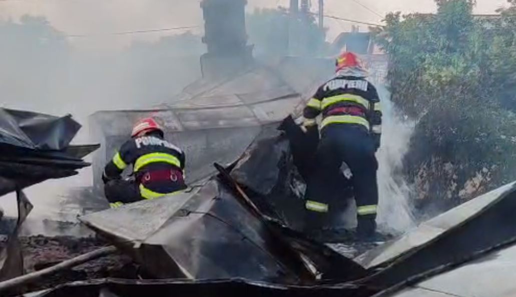 VIDEO: Patru case cuprinse de incendiu, în această seară, la Galaţi