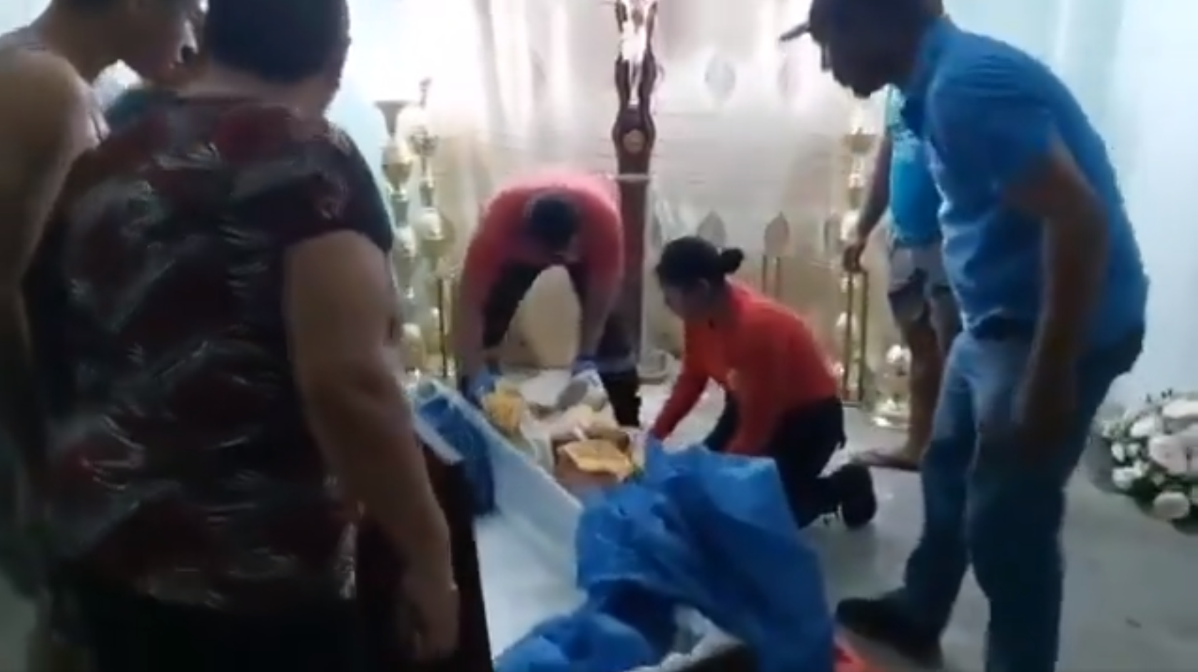 VIDEO: O femeie declarată moartă s-a trezit în timpul priveghiului