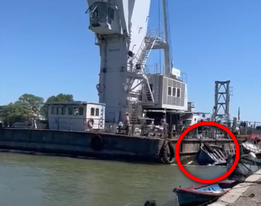 VIDEO: Un remocher AFDJ Galaţi distruge şi scufundă bărci şi pontoane la Sulina